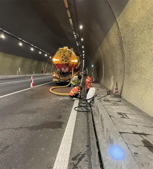 云龙隧道排水渠清淤